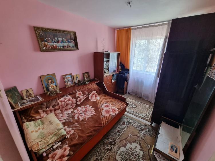 Apartament cu 3 camere semidecomandat, mobilat în Km 4-5