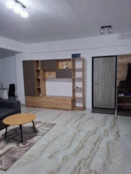 Apartament cu 2 camere decomandat, mobilat în Titan