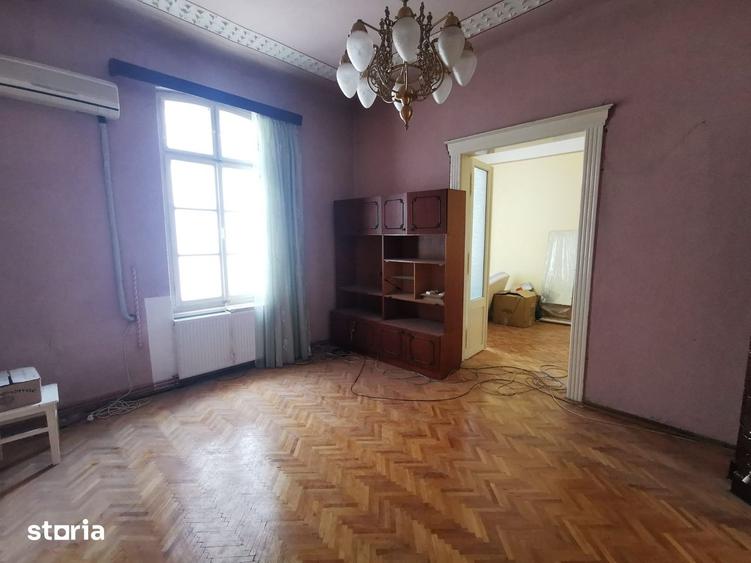 Apartament cu 3 camere semidecomandat în Central