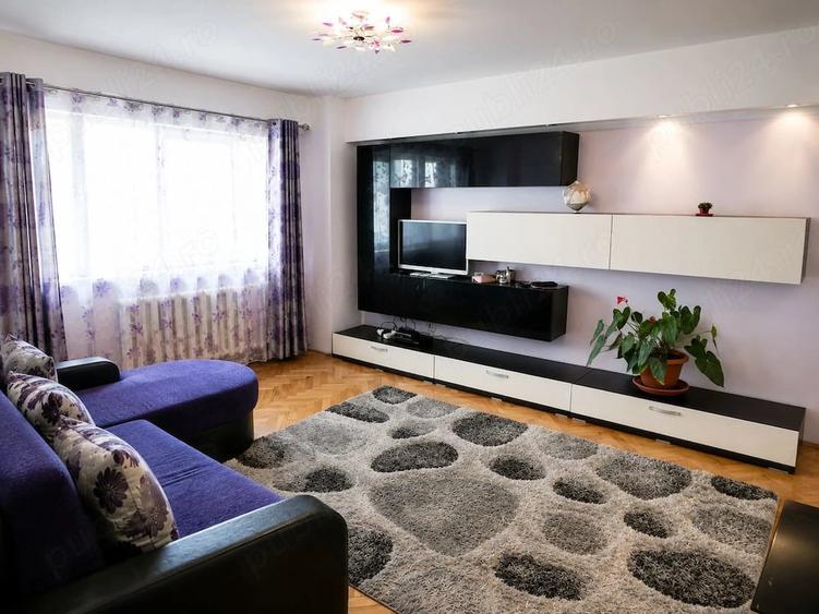 Apartament cu 3 camere decomandat în Central