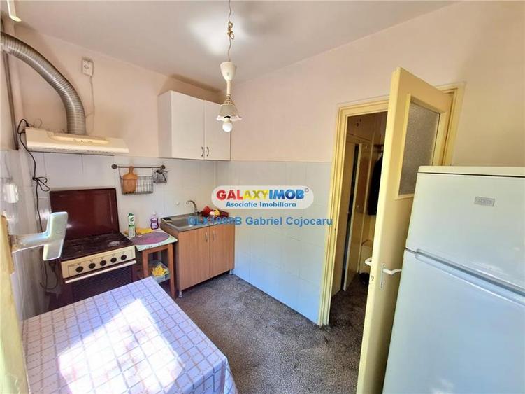 Apartament cu 3 camere semidecomandat în Baba Novac