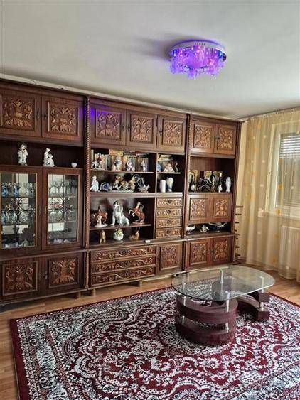 Apartament cu 3 camere decomandat, mobilat în Berceni