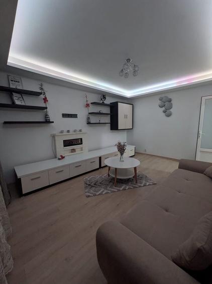 Apartament cu 3 camere decomandat în Poarta 6