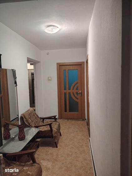Apartament cu 3 camere decomandat în Cornișa