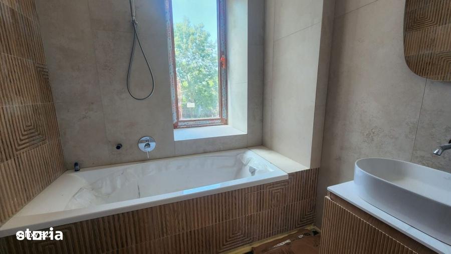 Casă cu 7 camere cu Teren 500 Mp în Central
