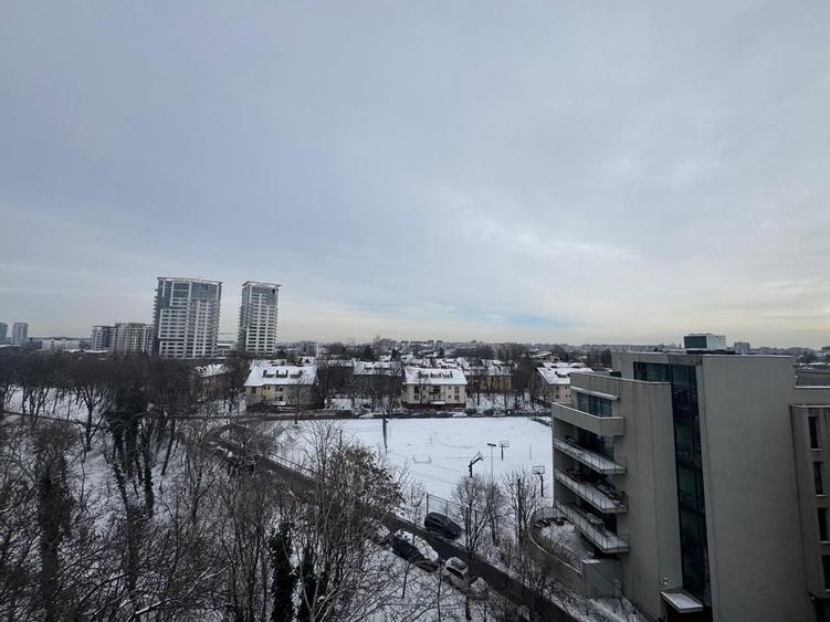 Apartament cu 3 camere semidecomandat în Floreasca