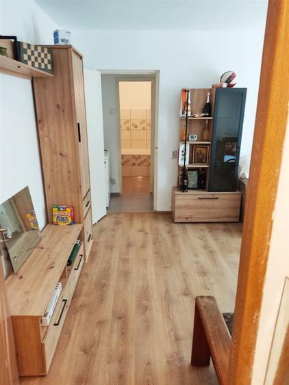 Apartament cu 3 camere semidecomandat, mobilat în Dacia