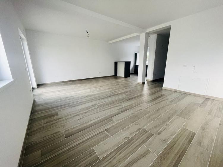Casă cu 4 camere în Sânandrei