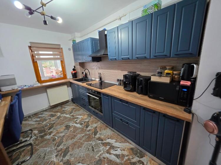 Apartament cu 3 camere decomandat, mobilat în Central