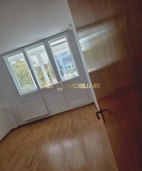 Apartament cu 3 camere semidecomandat în Drumul Taberei