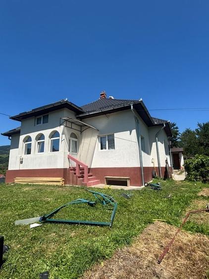 Casă cu 4 camere în Rucăr
