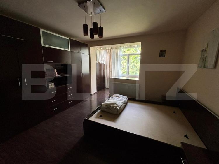 Apartament cu 3 camere decomandat, mobilat în Cina