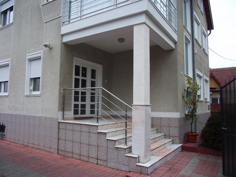 Casă cu 8 camere cu Canalizare în Ultracentral