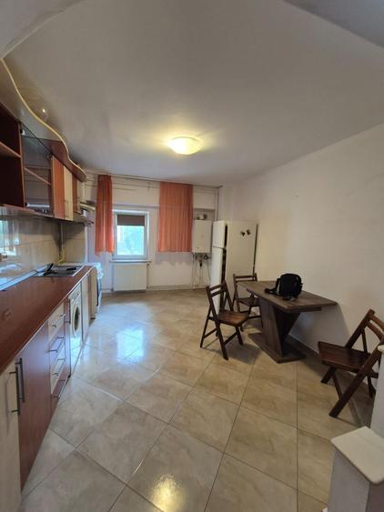 Apartament cu 4 camere decomandat, mobilat în Gara