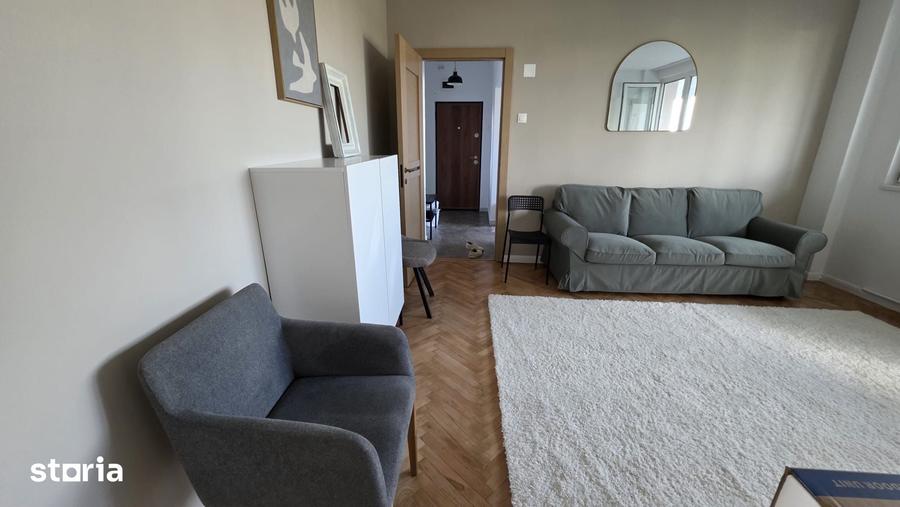 Apartament cu 3 camere semidecomandat în Tei