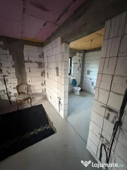 Casă cu 4 camere cu Teren 1000 Mp în Pielești
