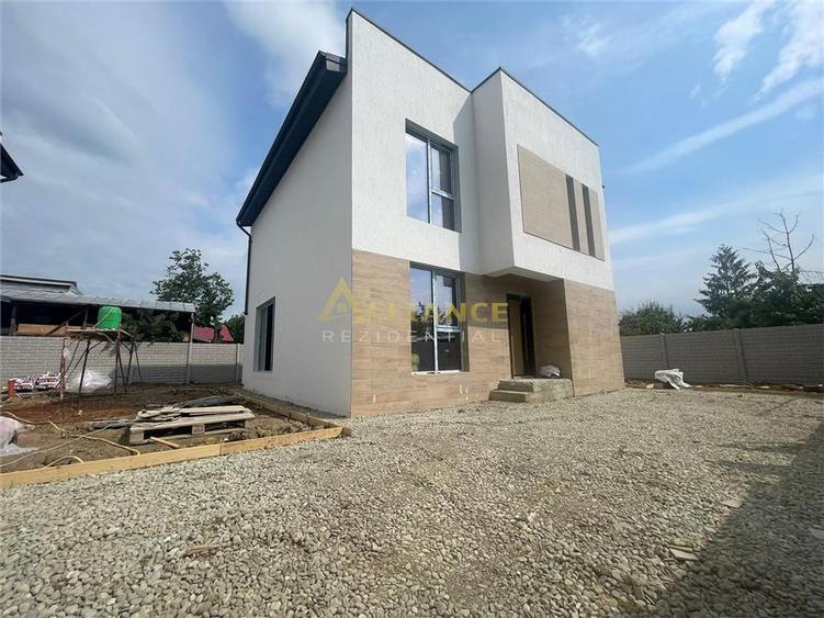 Casă individuală cu 5 camere cu Teren 300 Mp în Central