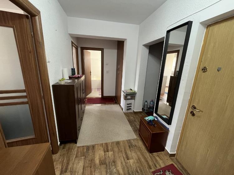 Apartament cu 3 camere decomandat, mobilat în Cetate