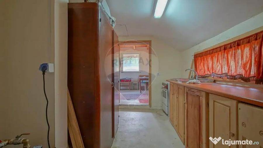Casă cu 3 camere cu Teren 8100 Mp în Ucea