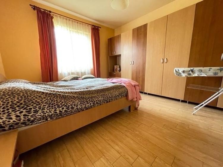 Casă individuală cu 7 camere cu Canalizare în Dumbrăvița