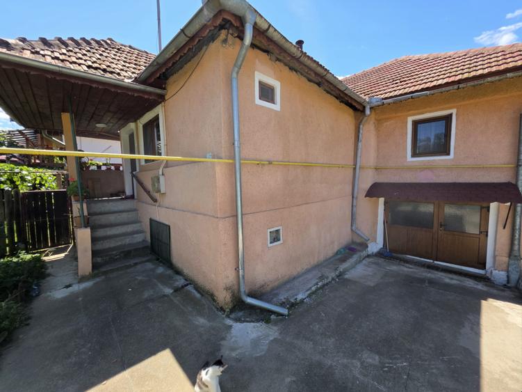 Casă individuală cu 4 camere cu Teren 2200 Mp în Curtișoara