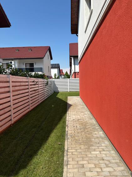 Casă individuală cu 6 camere cu Canalizare în Est