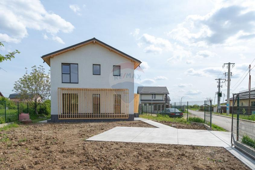 Casă individuală cu 4 camere cu Teren 450 Mp în Săbăreni