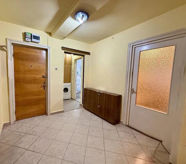 Apartament cu 3 camere decomandat în Siloz