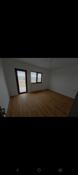 Casă individuală cu 2 camere cu Teren 200 Mp în Est