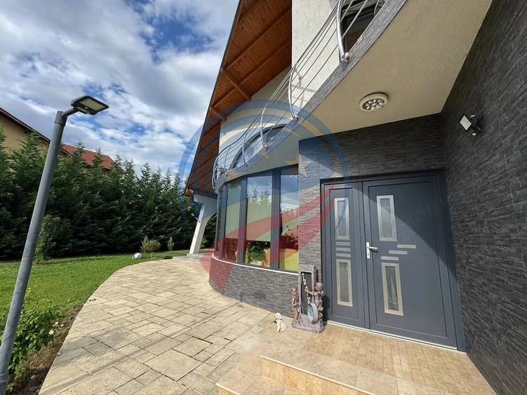 Casă cu 8 camere cu Teren 5574 Mp în Periferie