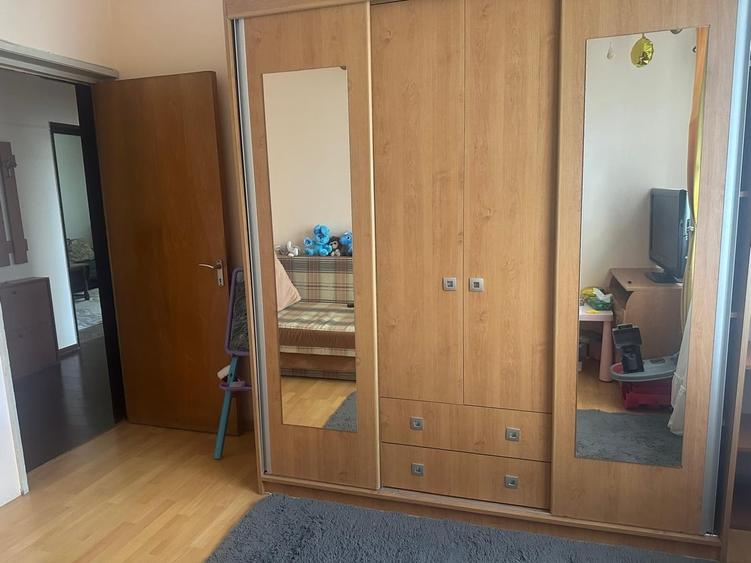 Apartament cu 4 camere decomandat în Titan