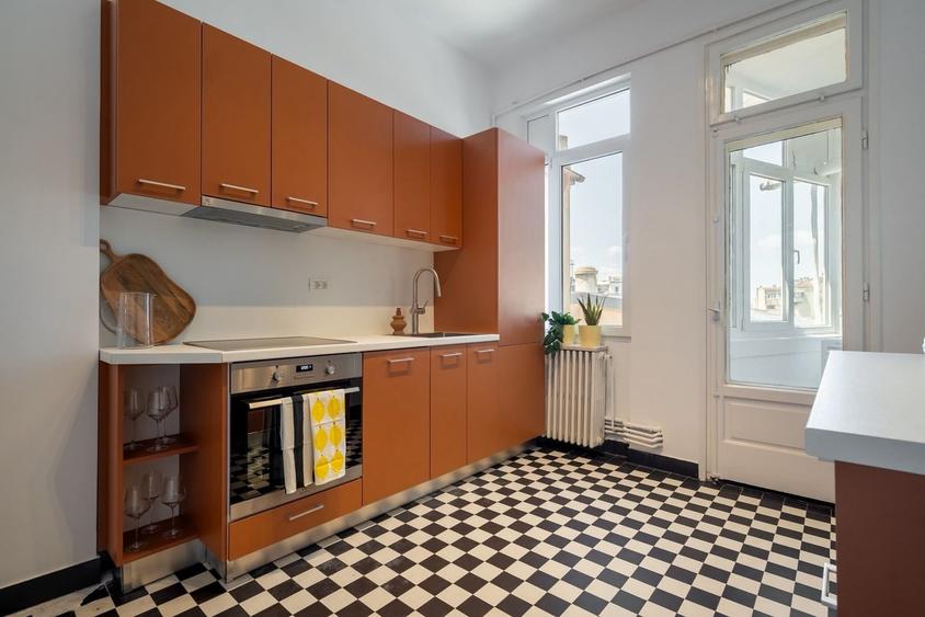 Apartament cu 4 camere, mobilat în Calea Victoriei