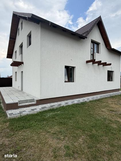 Casă cu 5 camere cu Teren 600 Mp în Tărlungeni