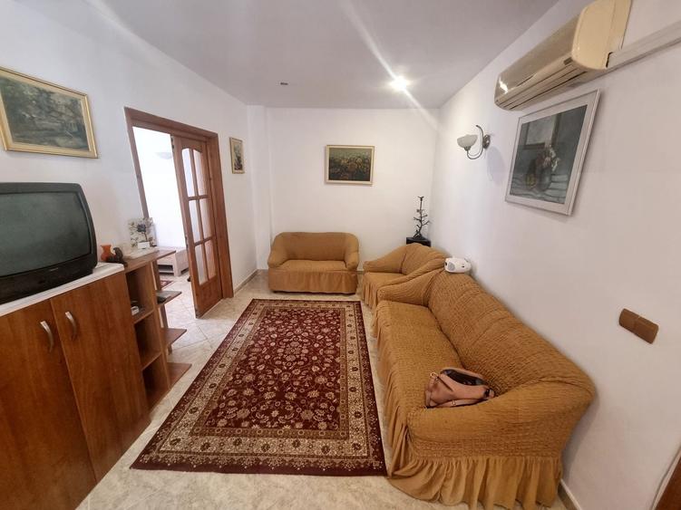 Casă individuală cu 3 camere cu Canalizare în Trocadero