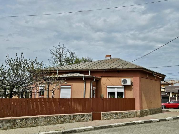 Casă cu 4 camere decomandat cu Teren 500 Mp în Central