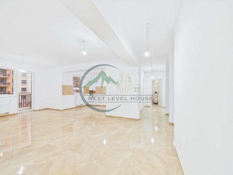 Apartament cu 3 camere decomandat în Tractorul