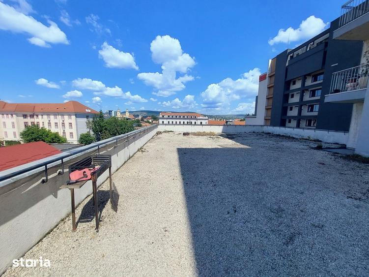 Apartament cu 4 camere semidecomandat în Central