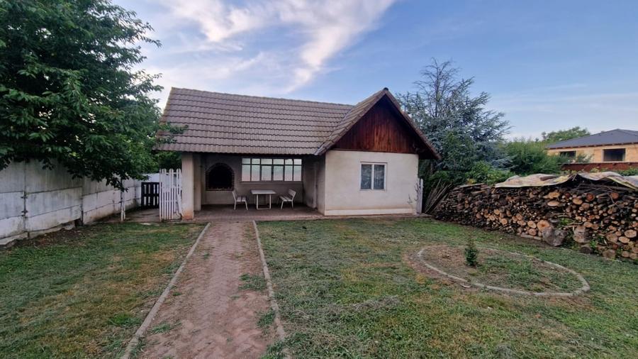 Casă individuală cu 8 camere cu Canalizare în Cetate