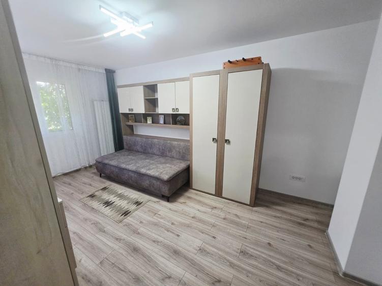 Garsonieră decomandată în Sud
