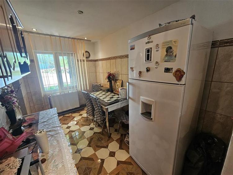Apartament cu 3 camere semidecomandat, mobilat în Micro II