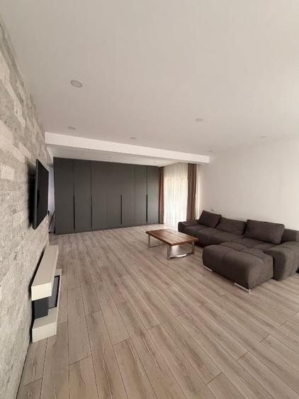 Casă individuală cu 4 camere cu Garaj în Tunari