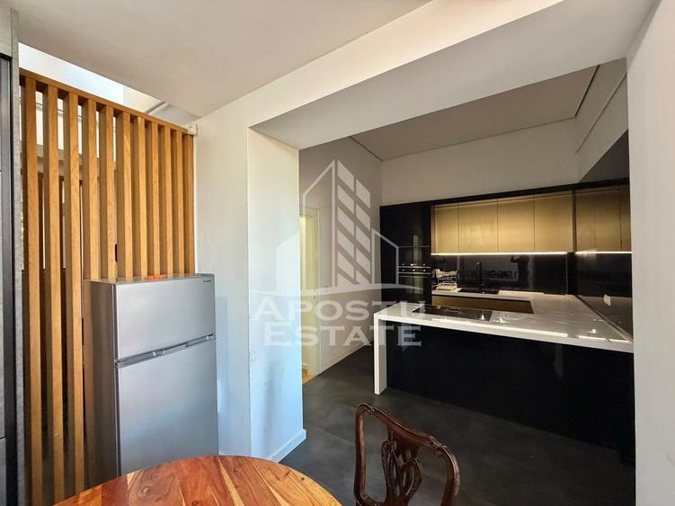 Apartament cu 4 camere semidecomandat, mobilat în P-ța Maria