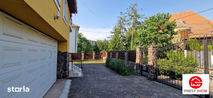 Casă cu 6 camere cu Teren 435 Mp în Central