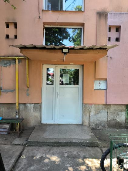 Apartament cu 3 camere semidecomandat în Cioceanu
