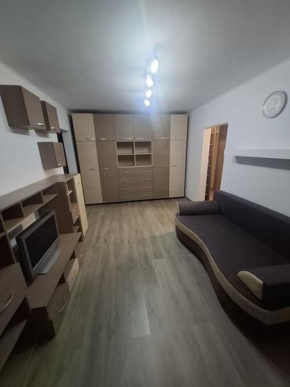 Apartament cu 2 camere semidecomandat în Centrul Civic