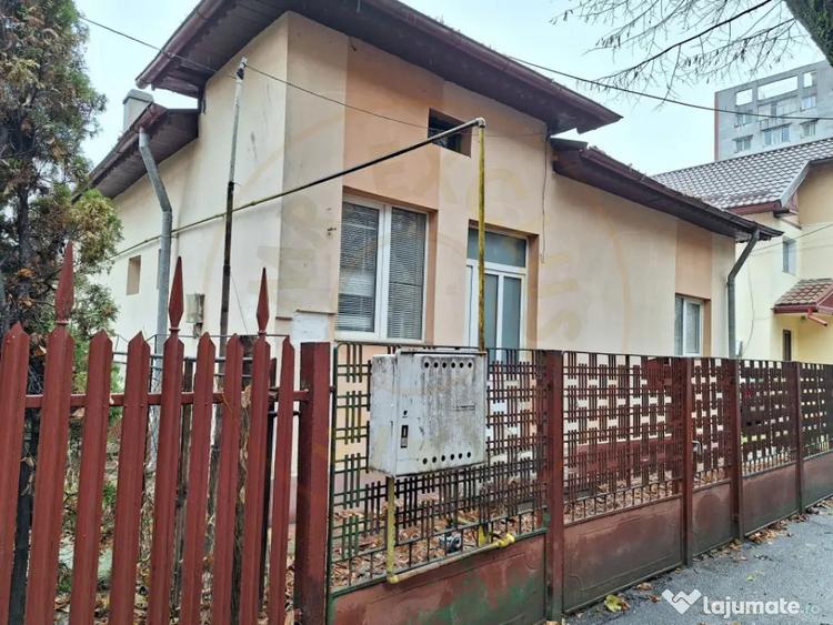 Casă cu 3 camere cu Canalizare în Central