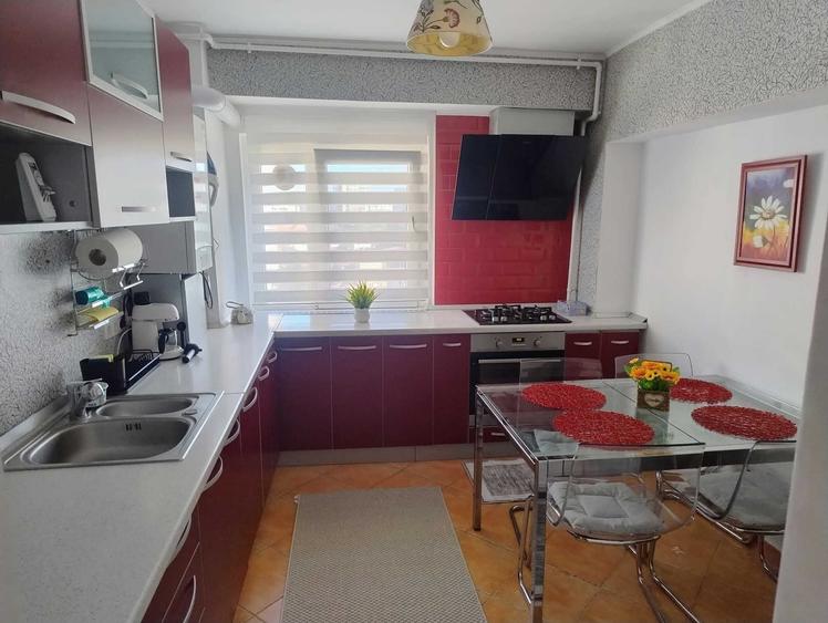 Apartament cu 4 camere decomandat în Central