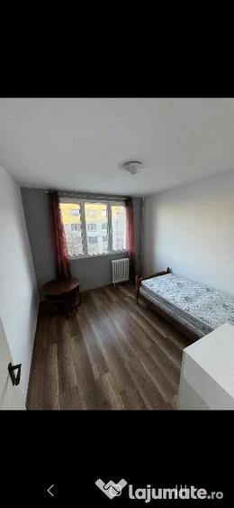 Apartament cu 3 camere decomandat în Apusului