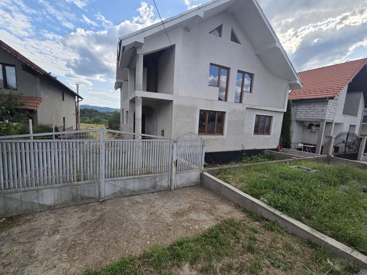Casă cu 4 camere în Central