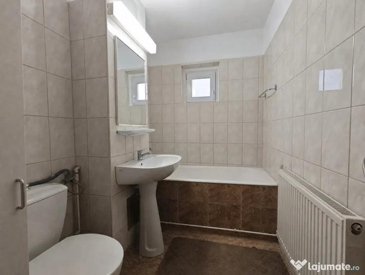 Apartament cu 3 camere decomandat în Girocului